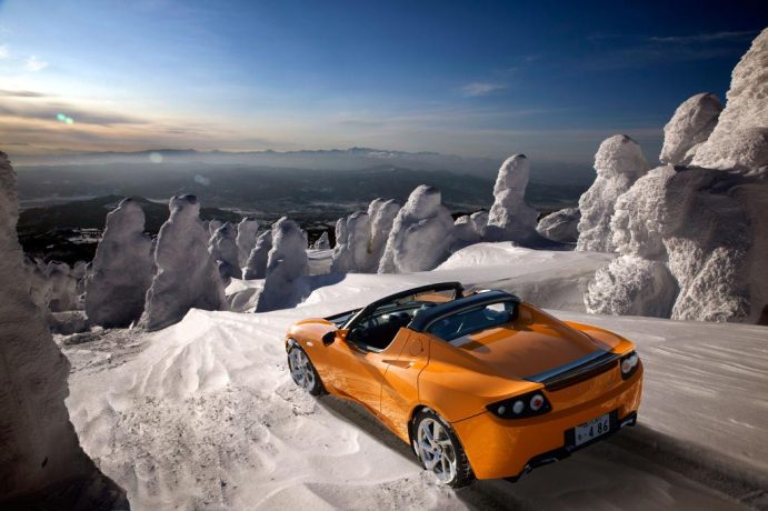 Le soleil brille sur la Tesla Roadster en orange