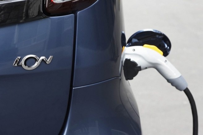 Sur une prise standard, comptez 6 heures pour une recharge complète de la Peugeot iOn
