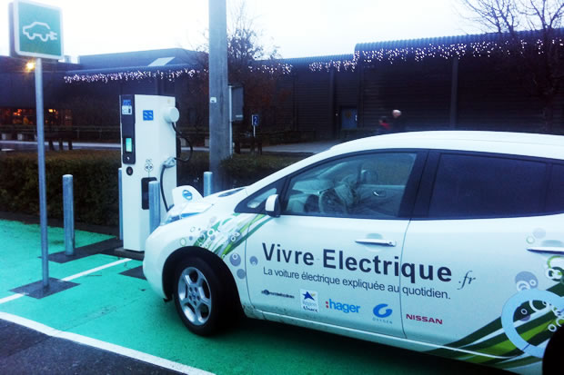 Bornes de recharge rapide : vérifiez l’arrêt d’urgence !