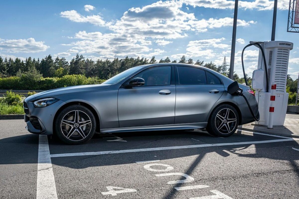 La Mercedes Classe C 300e en charge sur une borne Ionity