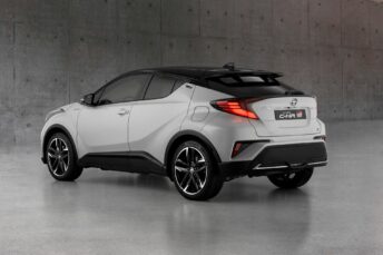 Le C-HR GR Sport reçoit notamment un volant recouvert de cuir perforé