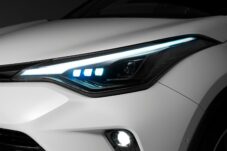 Les feux de route à LED sont de série sur le C-HR GR Sport