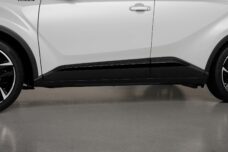 Les bas de caisse « Noir laqué » font partie de la finition GR Sport du C-HR
