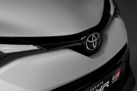 La finition noire autour des projecteurs et du logo Toyota fait partie du pack GR Sport