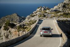 En version 194 ch, la Corolla hybride break réalise le 0 à 100 km/h en 7,7 secondes