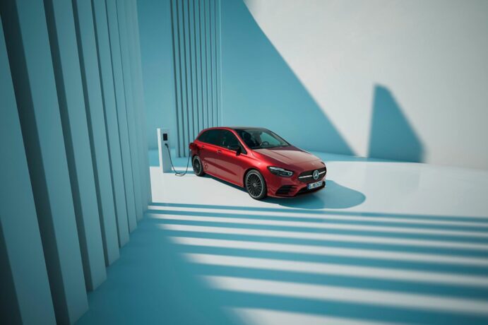 La nouvelle Mercedes Classe B hybride rechargeable branchée à une borne de recharge