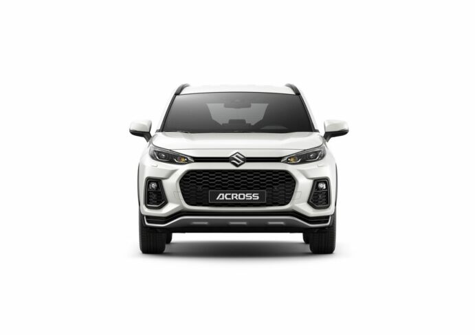 De face, impossible de ne pas voir le lien de parenté avec le SUV Toyota RAV4