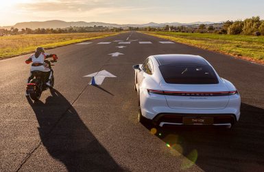 La Porsche Taycan Turbo S affronte la Harley-Davidson Livewire