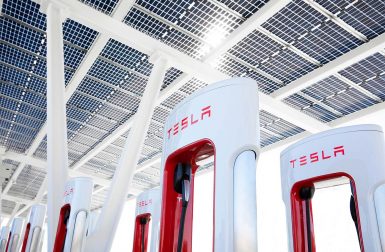 Comment Tesla impose sans forcer son standard de recharge rapide