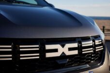 Le Jogger hybride se pare de la nouvelle identité Dacia avec notamment le nouveau logo à l'avant