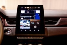 Selon les version, l'ASX reçoit un un écran de 7 pouces au format paysage ou de 9,3 pouces au format portrait