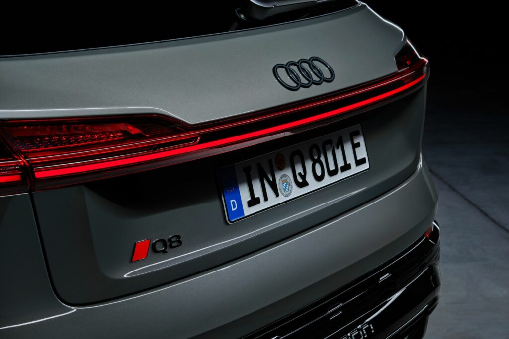 A l'avant comme à l'arrière, le Q8 reprend l’identité visuelle électrique de la marque aux anneaux