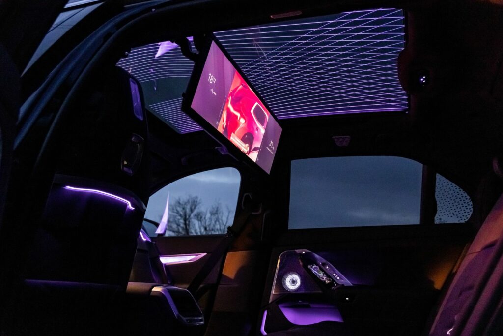 BMW Theatre Screen : écran ultra large de 31 pouces, un format d'affichage panoramique 32:9 et une résolution de streaming 8K