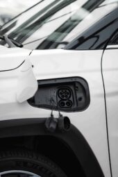 L'e-JS4 accepte 11 kW en AC et 60 kW en DC