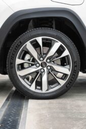 Dé série, l'e-JS4 reçoit des jantes de 18 pouces