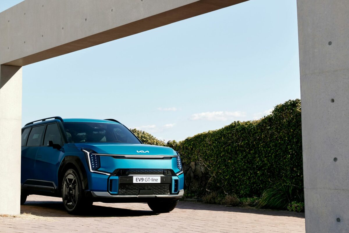 L'EV9 est disponible avec deux niveaux de batteries, de 76.1 kWh et 99.8 kWh