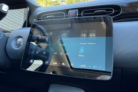 A l'intérieur de la T03, on trouve un écran tactile multimédia de 10.1 pouces