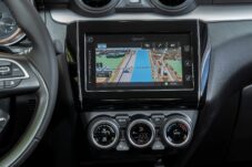 L'écran central de la Swift hybride est compatible avec Apple CarPlay et Android Auto