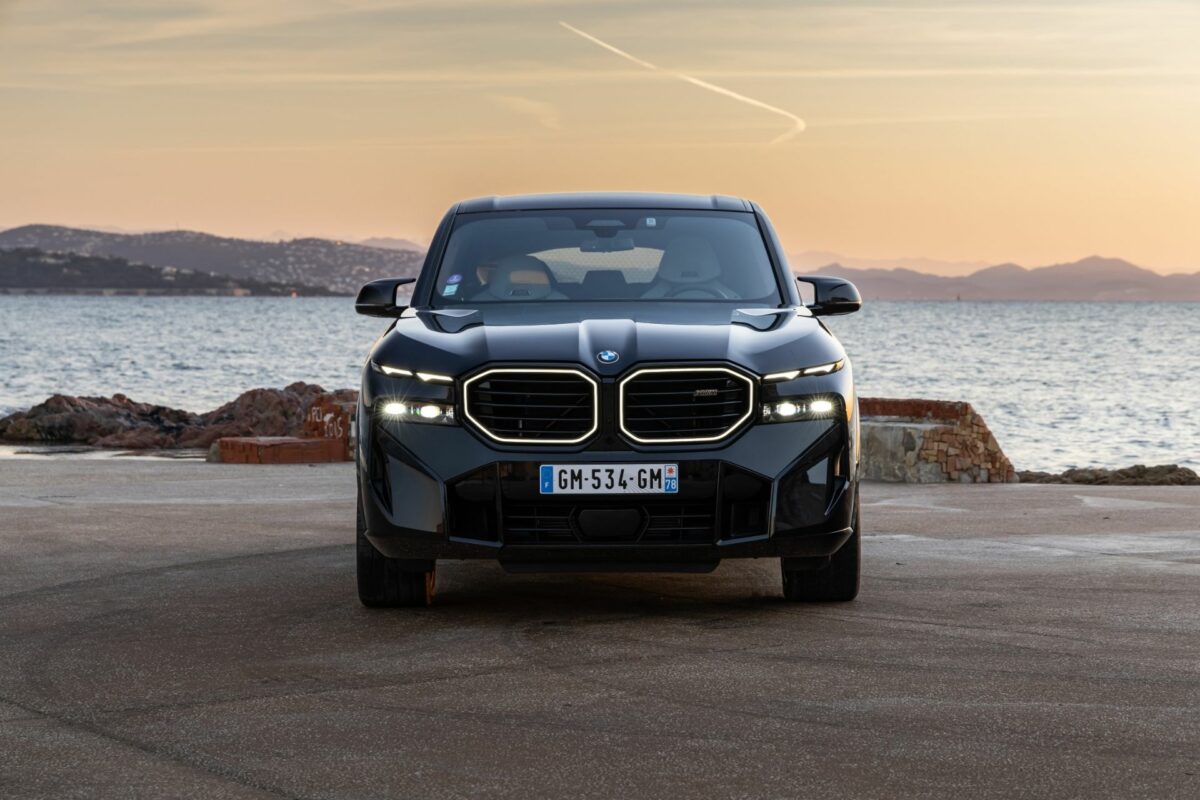 Le SUV hybride rechargeable XM mesure plus de 2 mètres de large et presque 1,80 m de haut