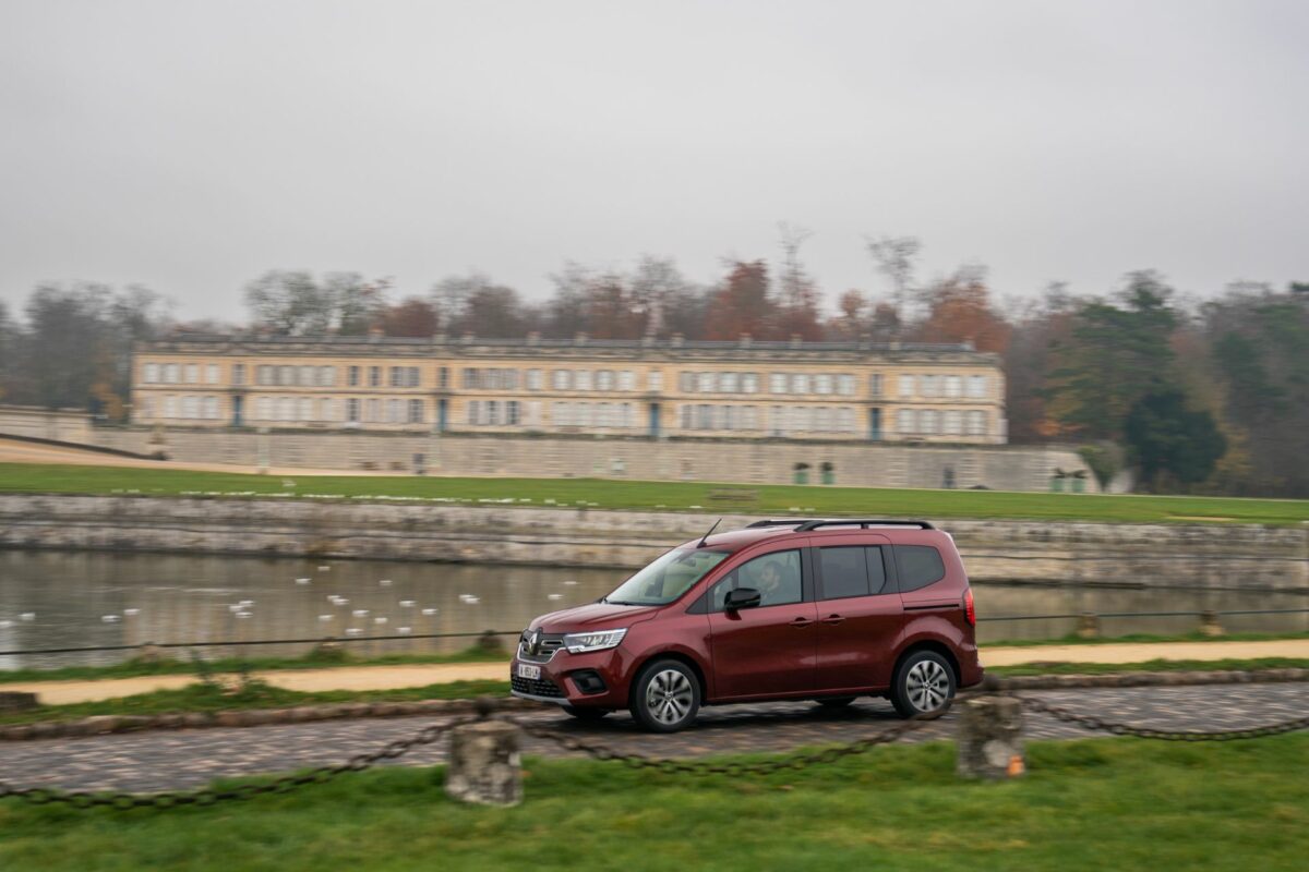 Le moteur du Kangoo E-Tech développe une puissance de 120 ch (90 kW) et 245 Nm de couple