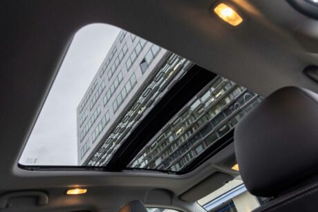 Le toît ouvrant est de série sur le Vitara hybride