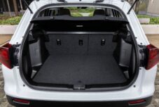 Le volume du coffre du Vitara hybride s'étend de 289 à 1046 l