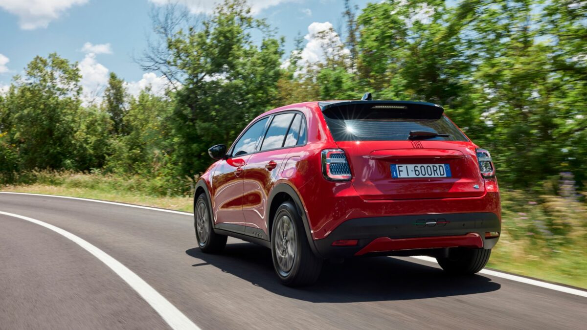 La Fiat 600 électrique est alimentée par le nouveau moteur électrique M3 de Stellantis, qui génère une puissance de 156 chevaux, équivalant à 115 kW, et un couple de 260 Nm.