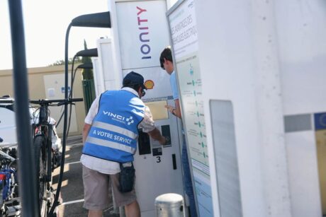 Voyage-electrique-borne-de-recharge-autoroute-a7-aire-08