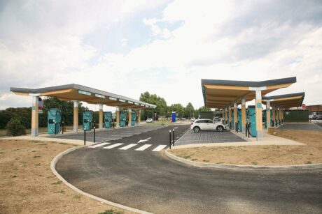 Voyage-electrique-borne-de-recharge-autoroute-a7-aire-19