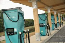 Voyage-electrique-borne-de-recharge-autoroute-a7-aire-illustration-20