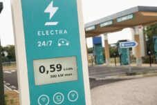 Voyage-electrique-borne-de-recharge-autoroute-a7-aire-illustration-23