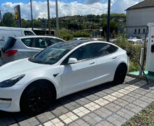 Témoignage – Arnauld roule en Tesla Model 3 sans avoir de solution de recharge chez lui