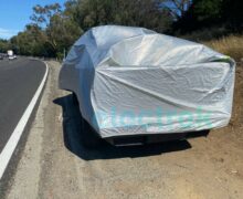 Un prototype de Tesla Cybertruck en panne abandonné sur le bord de la route en Californie